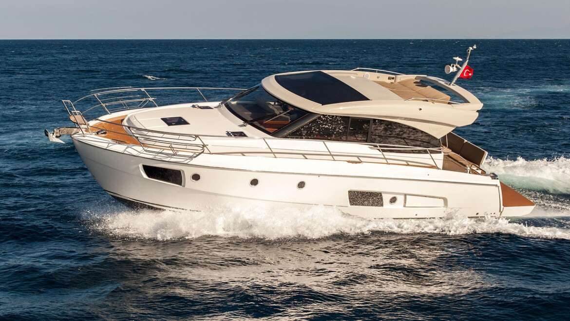 Summer vs Winter Yacht Cruises: Pros, Cons & Destinations